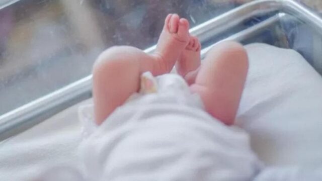 Si chiude in bagno a casa di un amico e partorisce: mamma e neonato ricoverati in ospedale in gravi condizioni