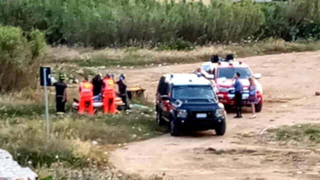 Litigano per la separazione, lei scende dall’auto e lo spinge giù dal ponte: 48enne in gravi condizioni