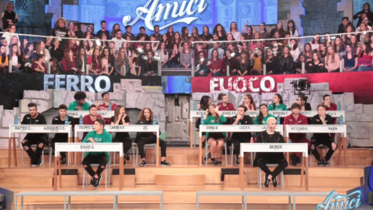 Il cantante di Amici 17 si è fidanzato con un famoso modello