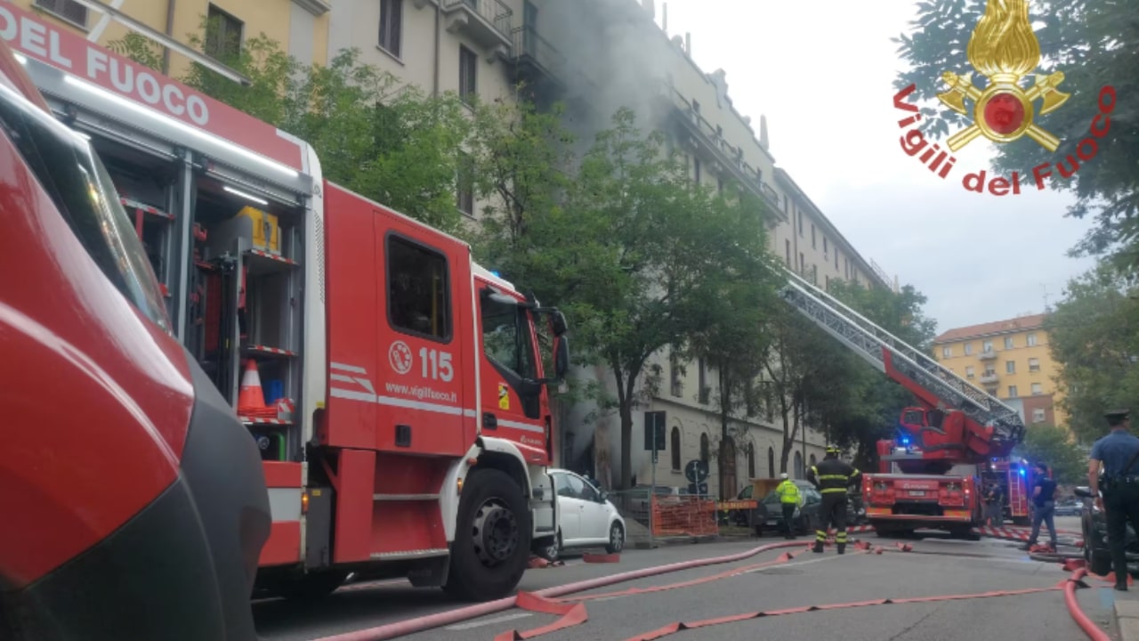 Vigili intervengono sullo scoppio dell'incendio nell'autofficina