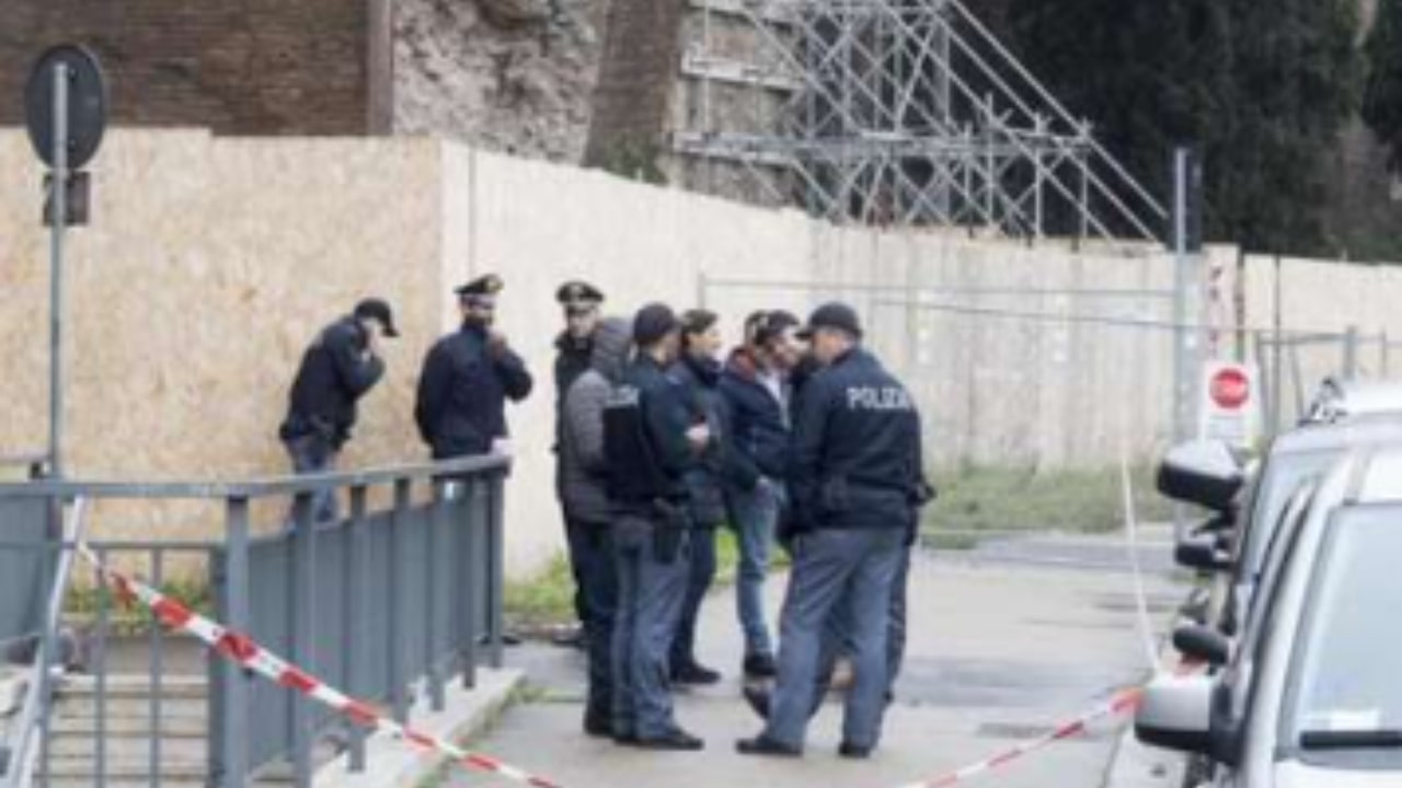 Le forze dell'ordine indagano sul ritrovamento del cadavere
