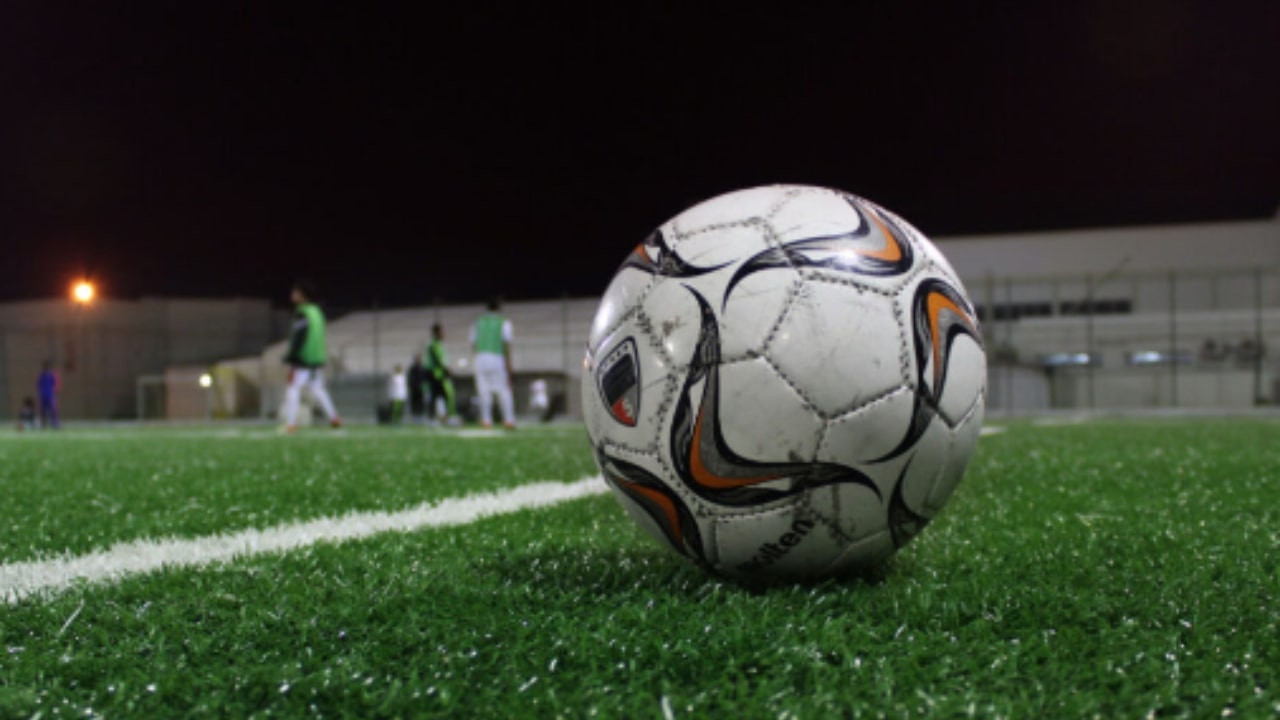 Grave malessere lo colpisce durante una partita di calcetto