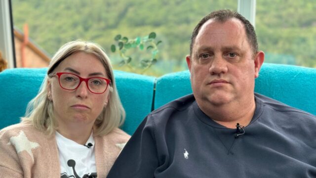 Una vacanza da incubo per una coppia di coniugi disabili, che volevano solo trascorrere alcuni giorni di relax: “Ci hanno detto di rilassarci, ma quando siamo scesi dall’aereo…”