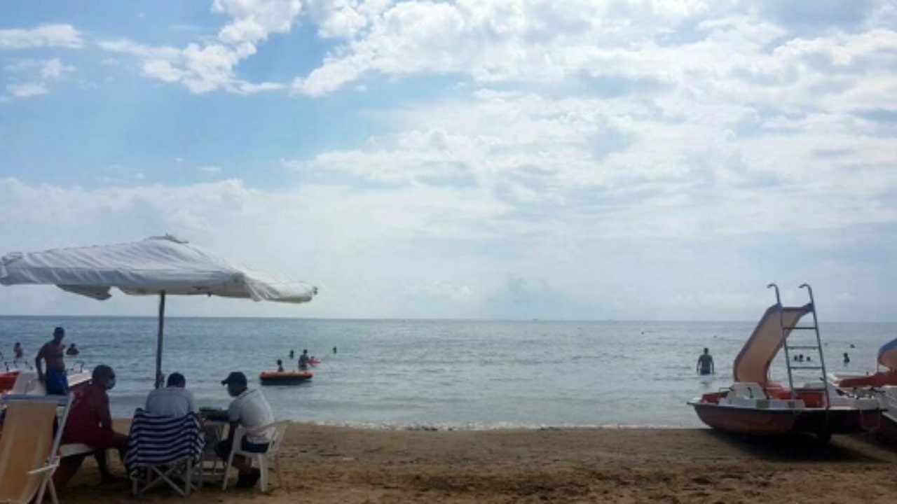 Donna si sente male in spiaggia