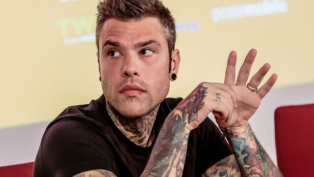 Fedez, che smacco a Chiara Ferragni! Il cantante beccato in compagnia della famosissima