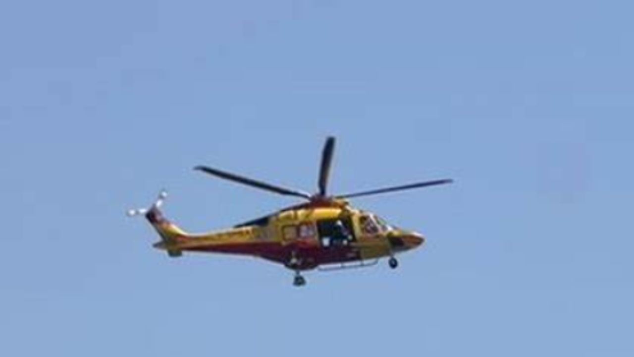 Soccorsi tentano di salvare il 12enne che si è schiantato contro il fondale