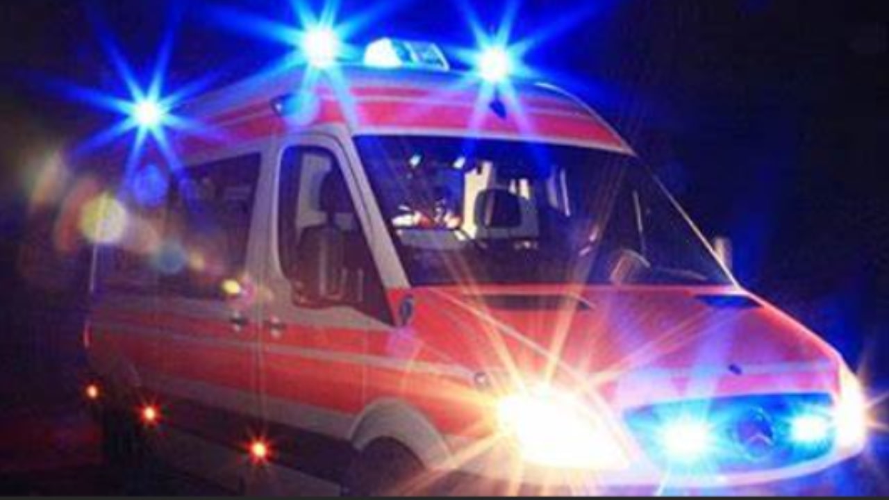 Soccorsi intervengono e soccorrono uomo caduto dalla giostra