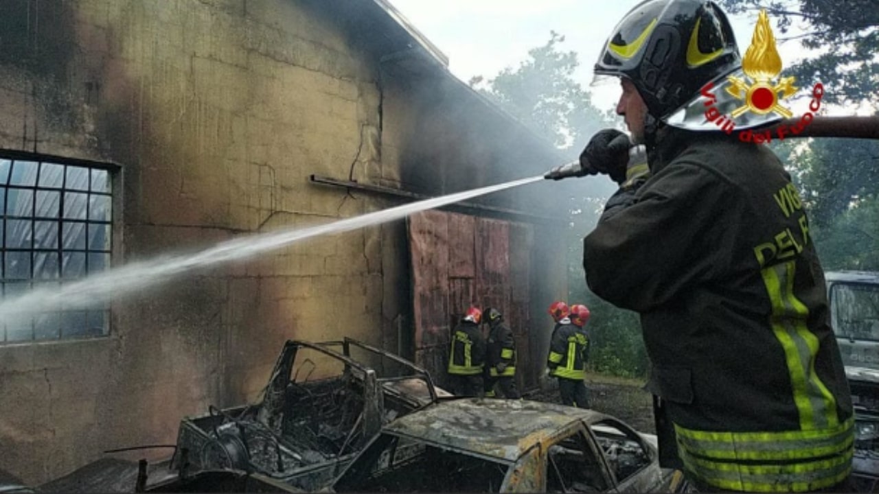 Vigili del fuoco spengono incendio nell'autofficina di Milano