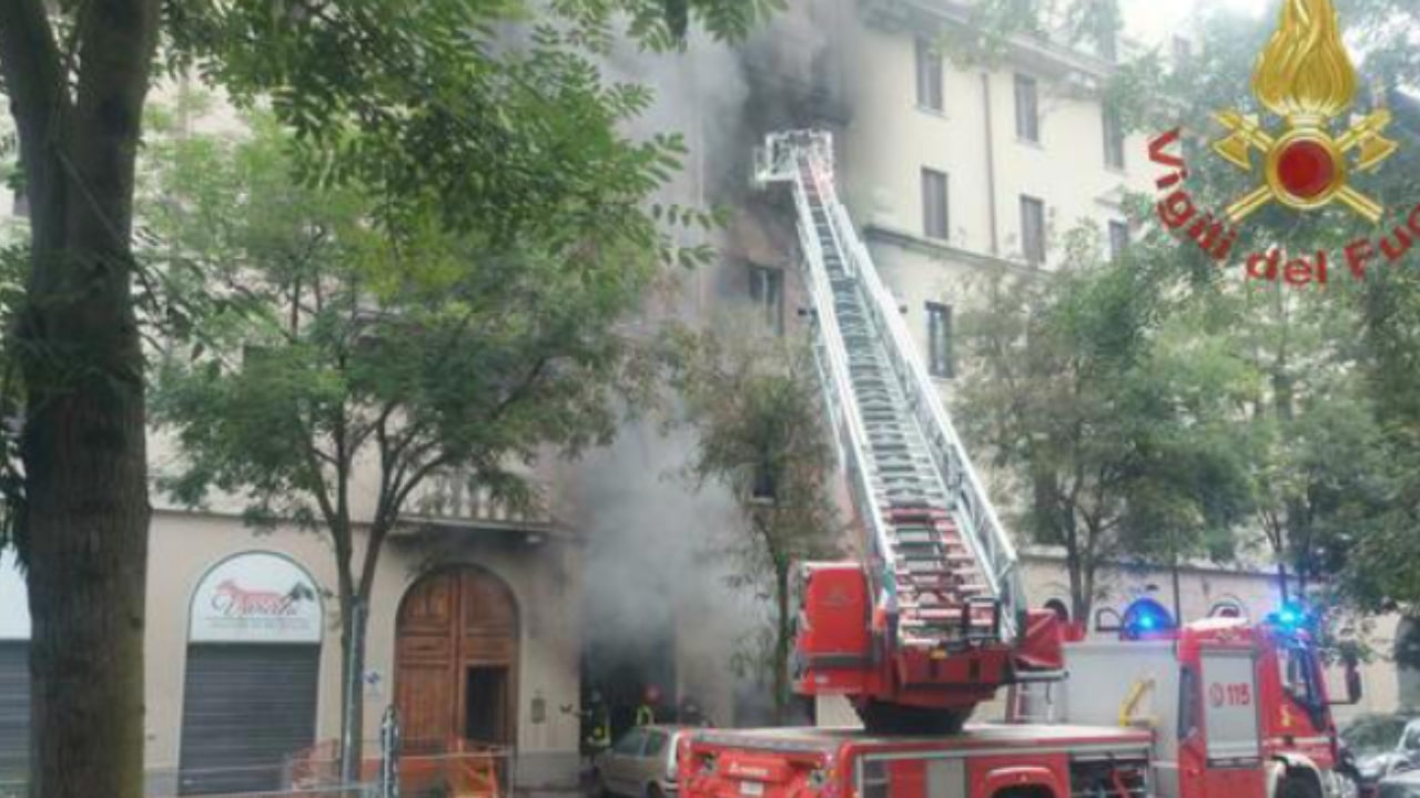 Un incendio scoppia in un'autofficina e comporta diversi morti e feriti