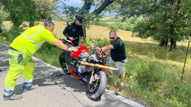 “Ancora giovani vite spezzate” Tragico schianto tra due moto, le vittime erano giovanissime, uno di loro si sarebbe dovuto diplomare: dove e cosa è successo