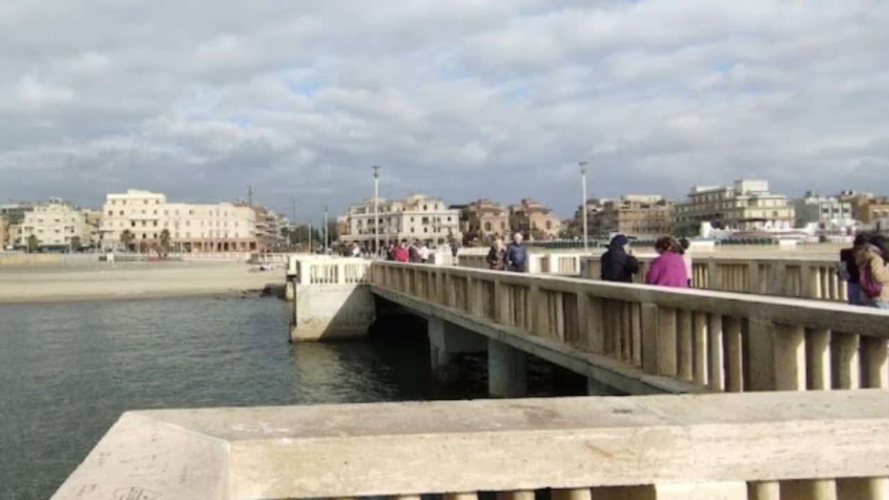Ragazzo si getta dal pontile di Ostia