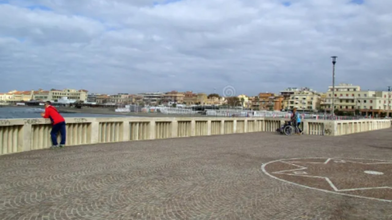 Ad Ostia un ragazzo si getta dal pontile e finisce in coma