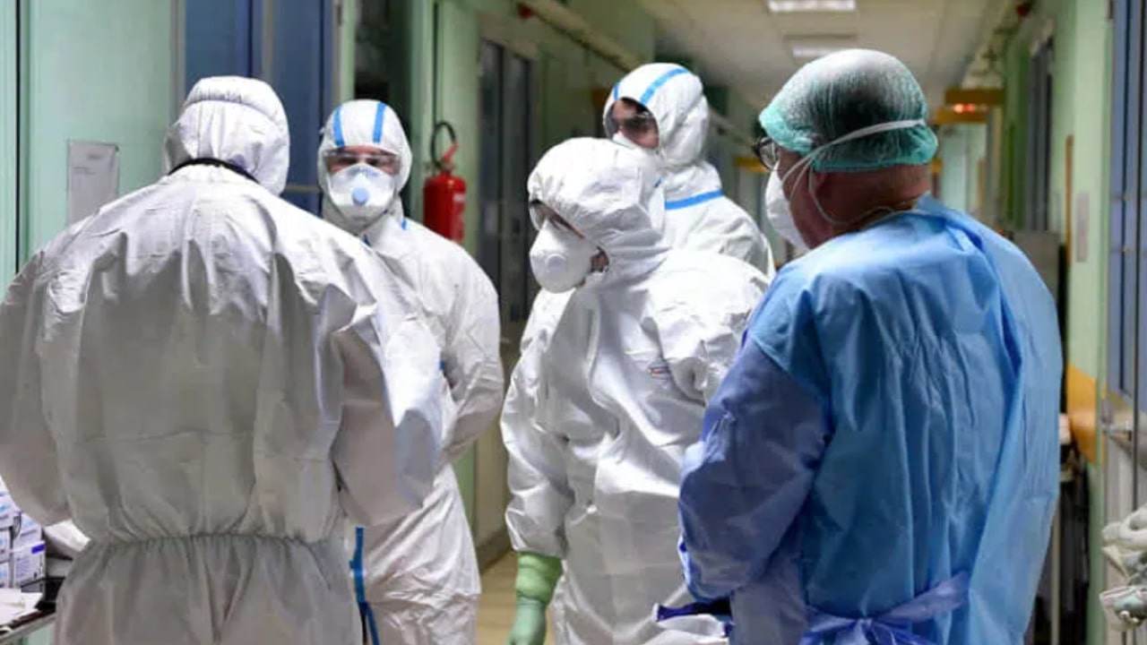 Medici tentano di salvare la vita della piccola
