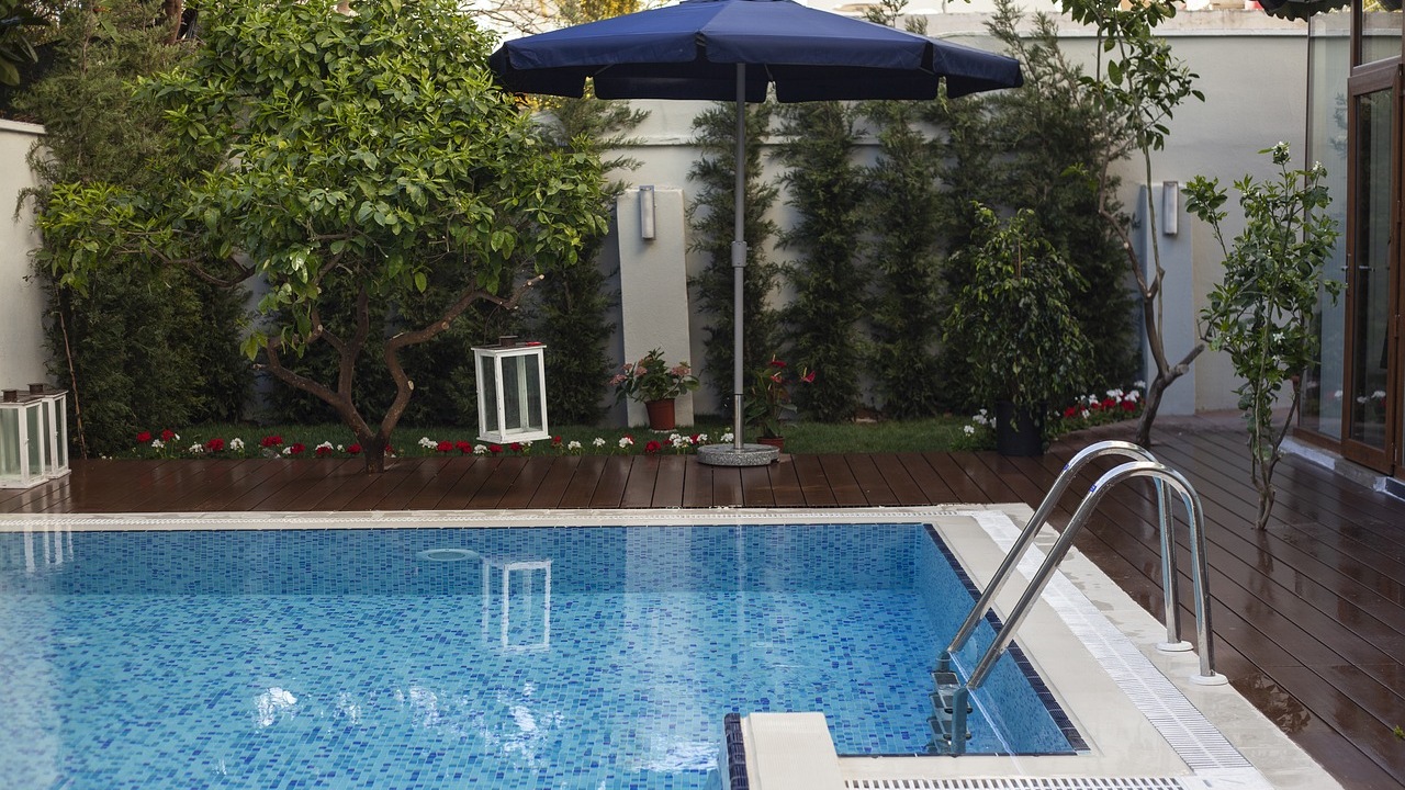 Piscina: bambino di 4 anni cade