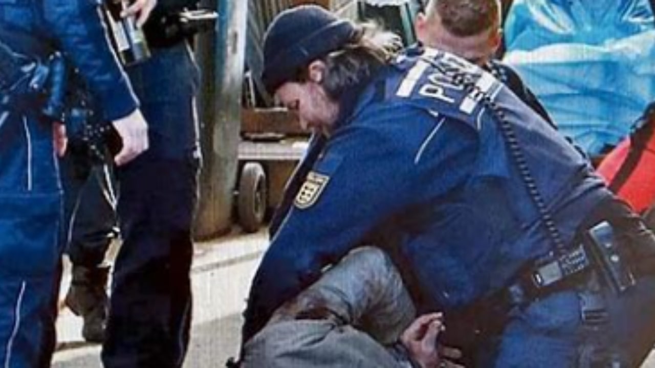 Ragazzo uccide la famiglia e poi chiama la polizia