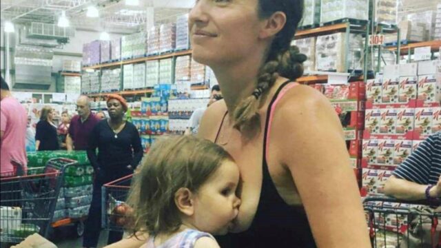 Stava solo allattando, ma è stata travolta dalle critiche. Questa giovane mamma risponde così