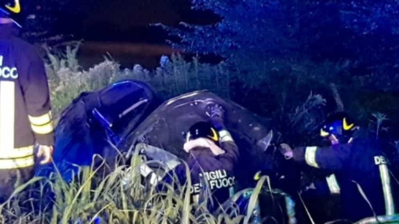 Vettura con a bordo cinque ragazzi esce fuori strada