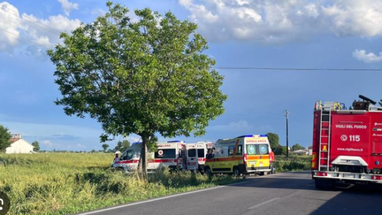 Vettura finisce fuori strada ad Acquafredda