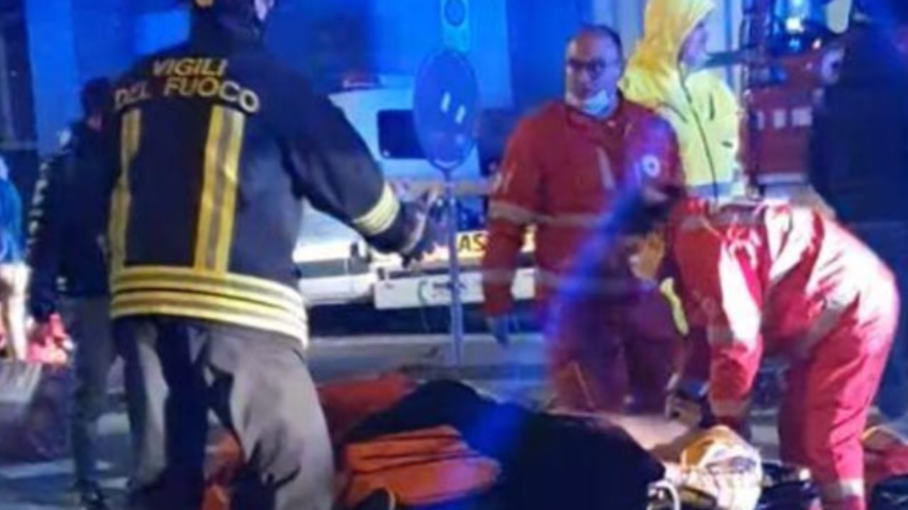 Soccorsi arrivano in aiuto dei ragazzi feriti nella vettura