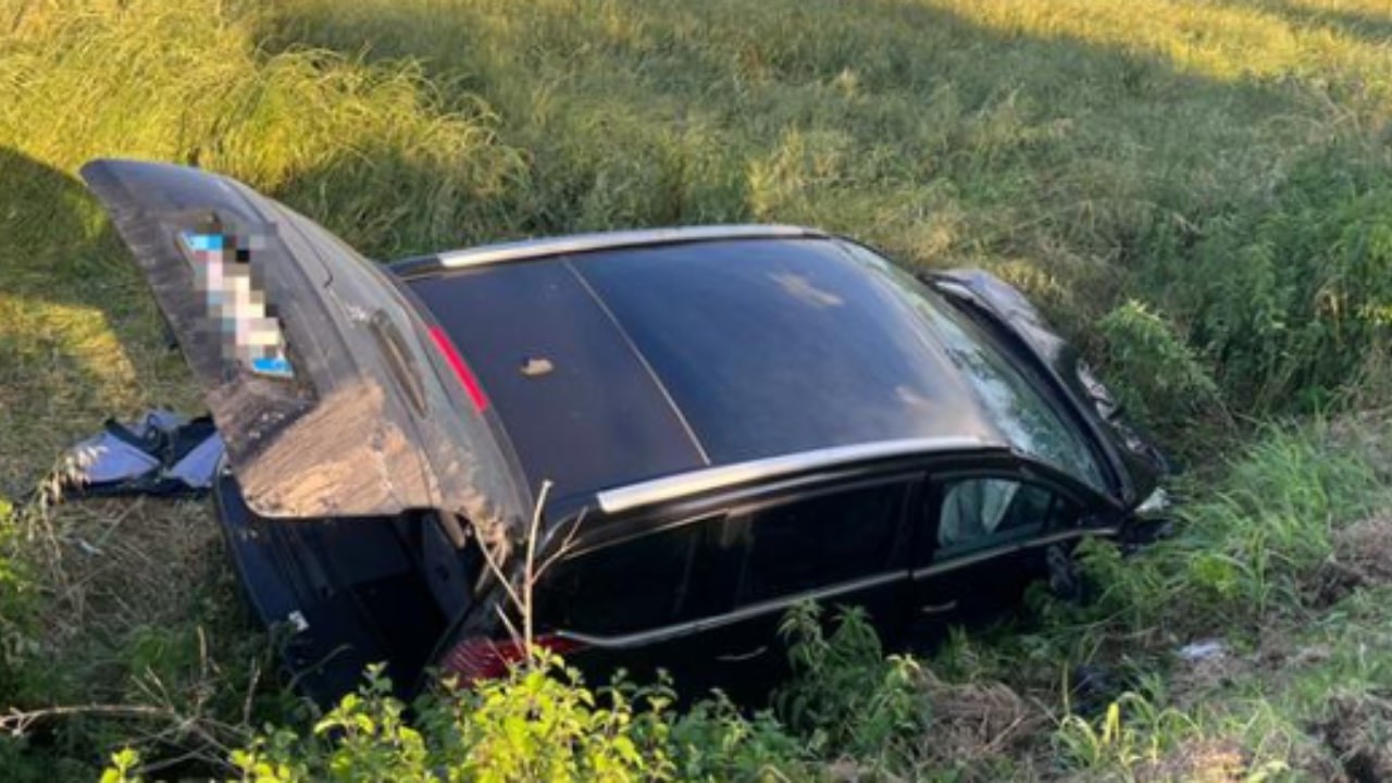 L'auto finisce fuori strada e gli abitanti della vettura finiscono fuori strada
