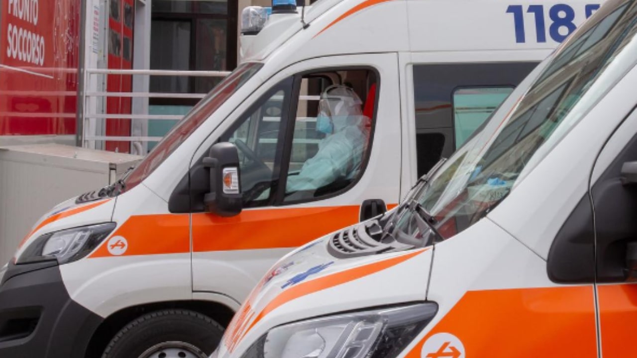Soccorsi si attivano per recuperare la vettura