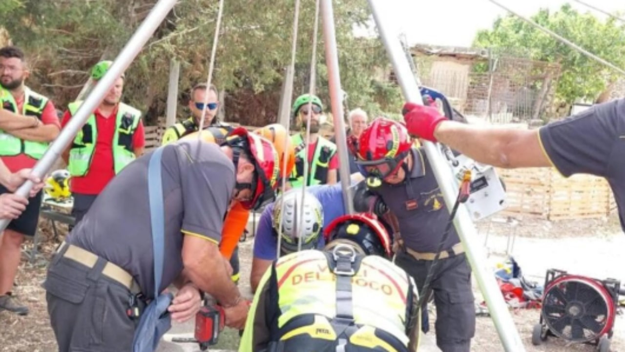 Soccorritori tentano di recuperare il corpo di Vincenzo Lantieri