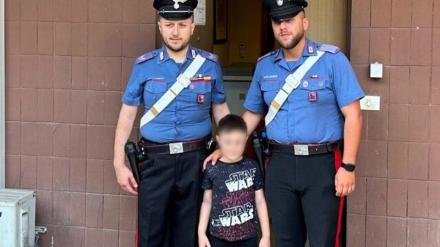 “Mi avete salvato la vita, grazie!” bambino di 7 anni si reca in casera per ringraziare i suoi eroi: senza di loro non ce l’avrebbe fatta quel giorno