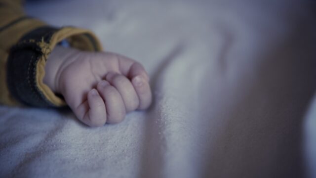 “Perché non le hanno tolto il tappo..” rompe il silenzio la mamma della bimba di 2 anni morta soffocata