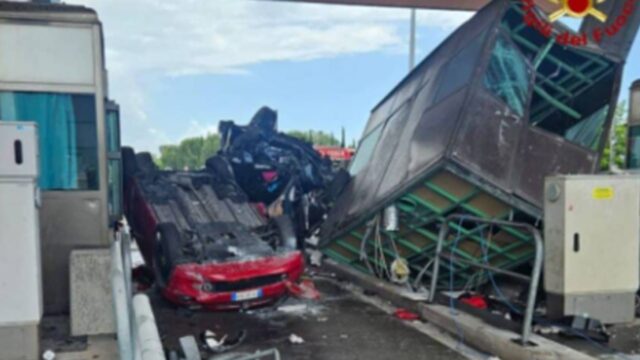 “Ci sono morti e feriti” Bruttissimo incidente al casello autostradale, soccorsi sul posto e strada chiusa al traffico: il bilancio è drammatico 