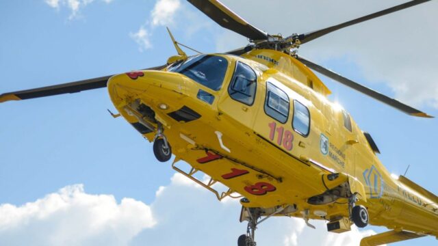 Bambina di 7 anni precipita dalla finestra e compie un volo di dieci metri: le sue condizioni