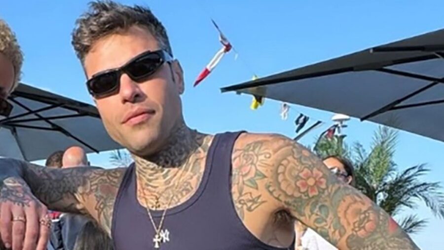 Fedez torna sui social, è ancora mistero sulle condizioni di salute