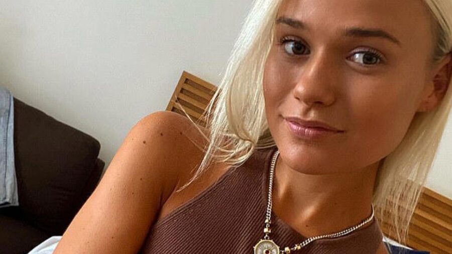 Giovane donna scopre qualcosa di incredibile su un neo sulla sua schiena