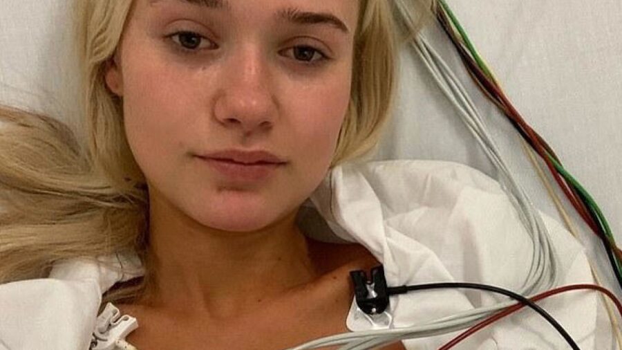 Giovane donna scopre qualcosa di incredibile su un neo sulla sua schiena