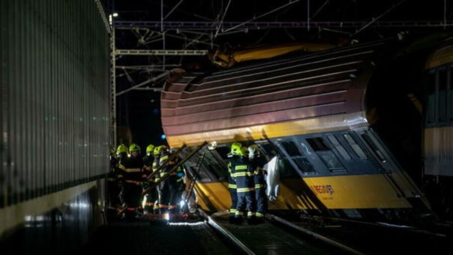 I soccorritori mettono in sicurezza la scena dell'incidente