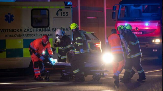 Drammatico incidente ferroviario, due treni si scontrano nella notte: il bilancio della tragedia è pesantissimo