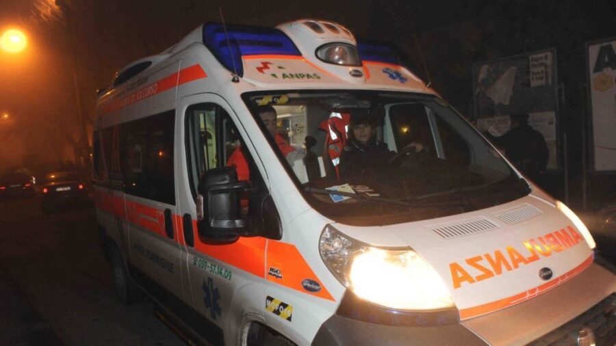 Incidente fatale, 65enne si schianta contro una barriera di cemento