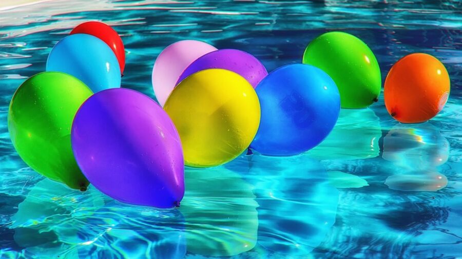 Festa in piscina; foto dall'archivio
