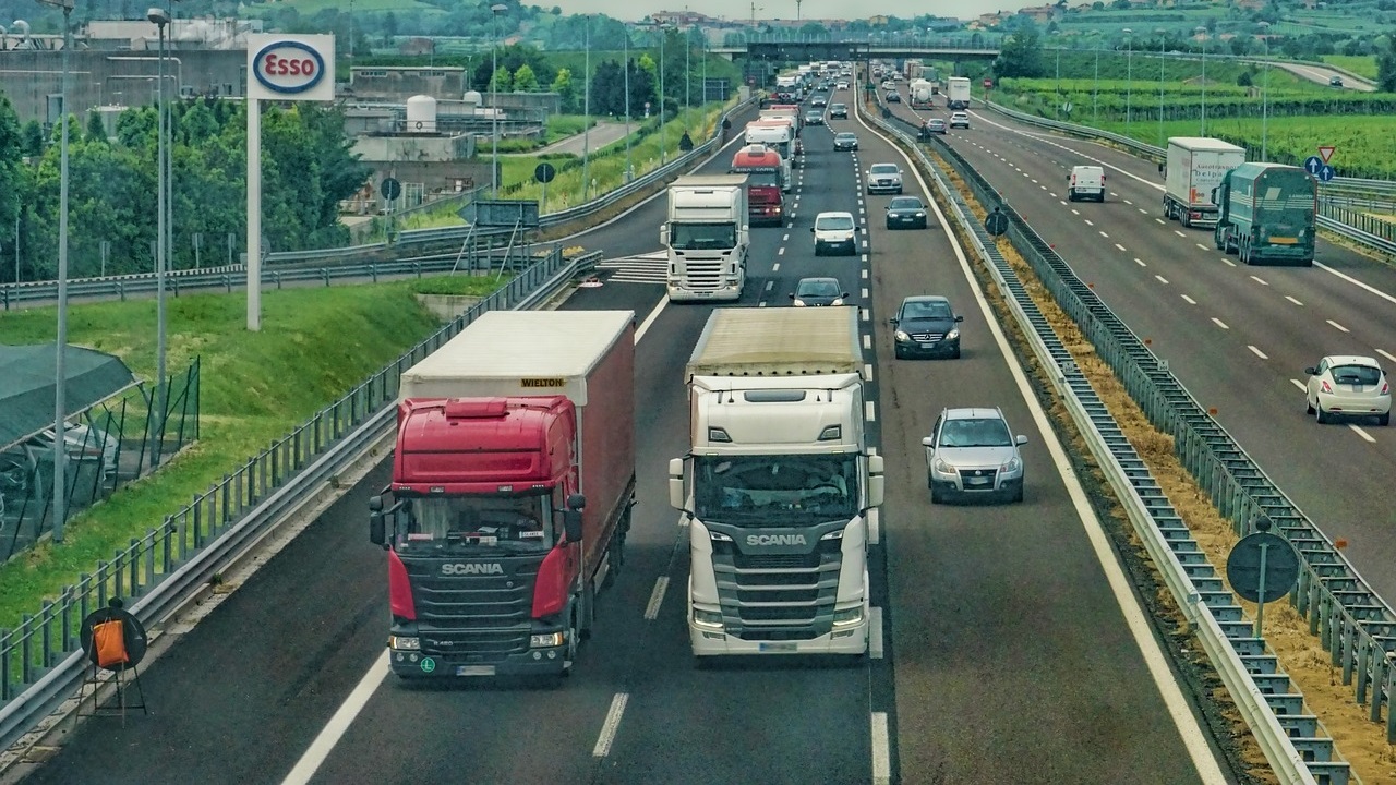 la ruota di un tir colpisce auto ed uccide la conducente