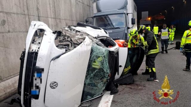 Terribile schianto in tangenziale tra un’auto e un camion, gravissimo il bilancio: dove e cosa è successo