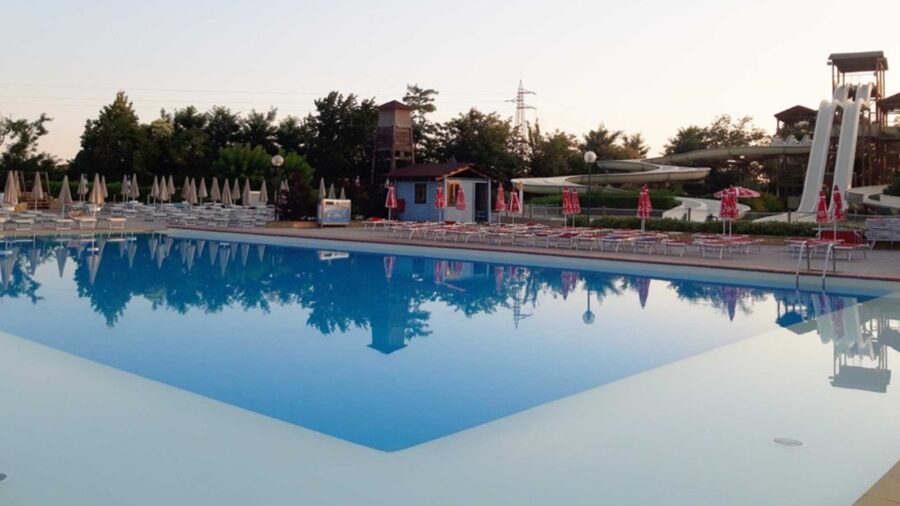 Undicenne rimane sott'acqua in piscina