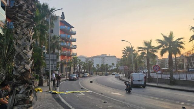 Drammatico incidente stradale nella notte, 26enne si schianta con la moto contro un palo dell’illuminazione: è morto sul colpo