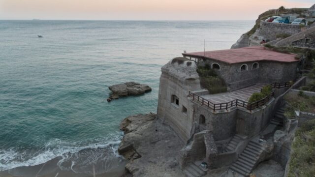 Ischia, ritrovato il corpo di una 30enne vicino la sua abitazione: sarebbe stato il marito a lanciare l’allarme