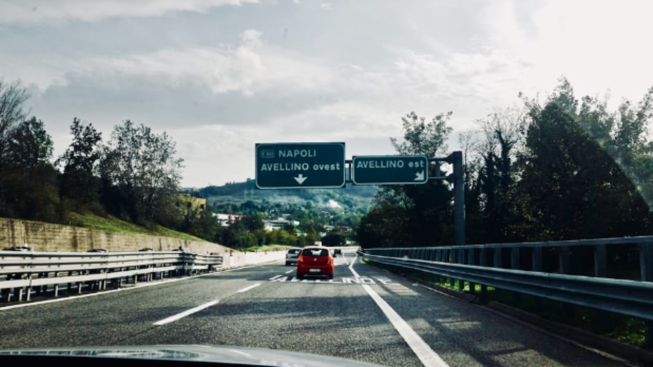 A16: due tir si scontrano