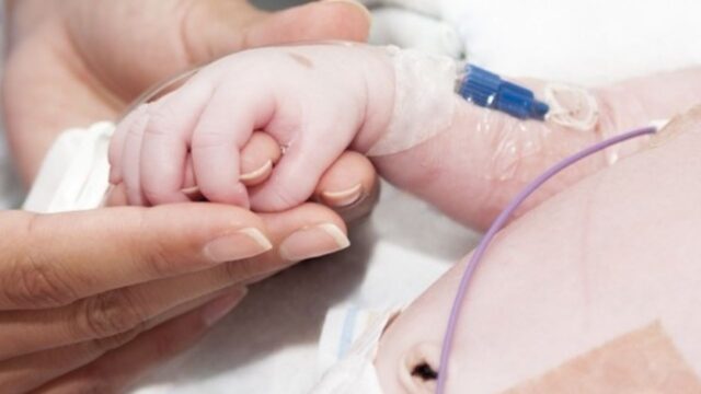 Arriva in ospedale in condizioni gravissime, tragico epilogo per un bimbo di soli sei mesi: cosa è successo