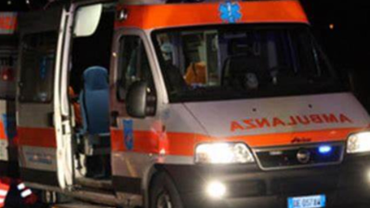 Soccorsi intervengono per aiutare i coinvolti nell'incidente di Eboli