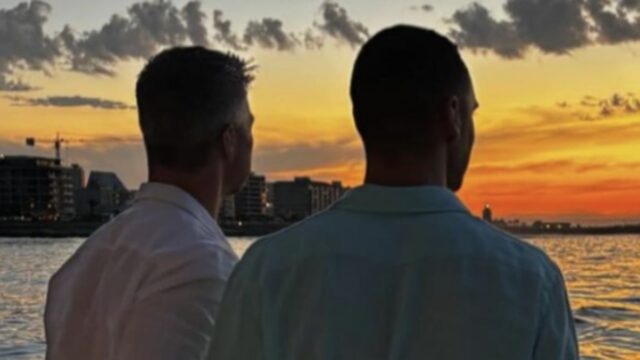 “Lui è il mio compagno” Il Vip fa coming out e presenta a tutti il nuovo fidanzato: come hanno reagito l’ex moglie e il figlio