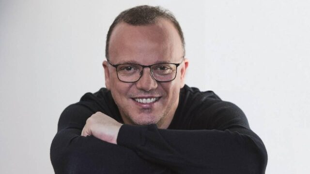 “Con la mente e il cuore rivolti a loro” Gigi D’Alessio colpito dal dramma: il messaggio del cantante dopo la tragedia
