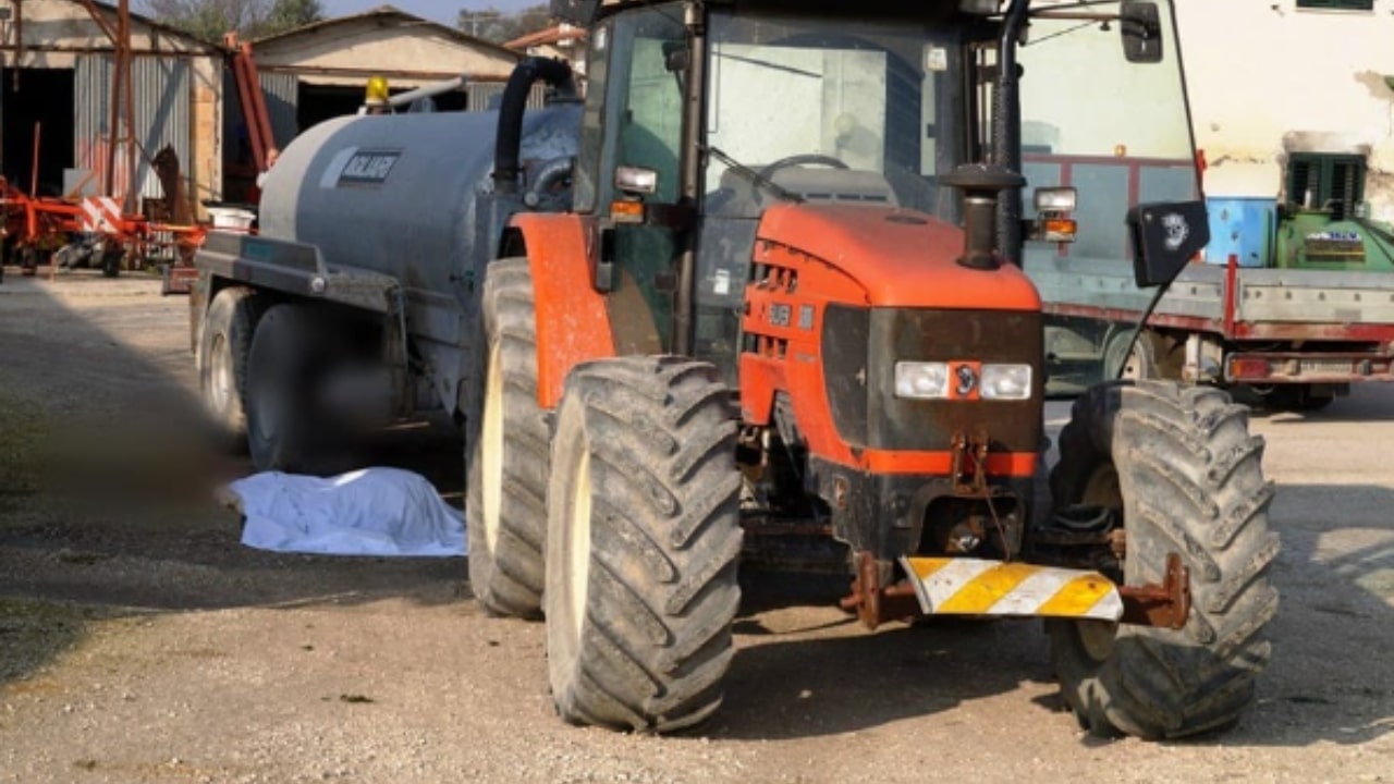 Il padre sbaglia manovra e investe il figlio con il trattore