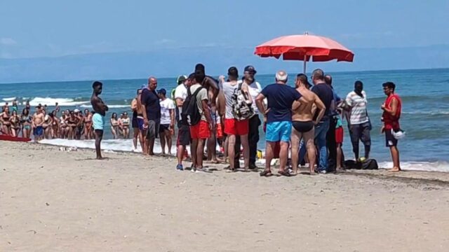 Ragazzo di 16 anni perde la vita durante un bagno al mare, la tragedia davanti agli occhi degli amici: dove e cosa è successo 