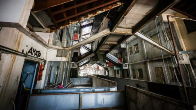 Nuova morte a Scampia dopo il crollo: il bilancio si aggrava, perde la vita una mamma